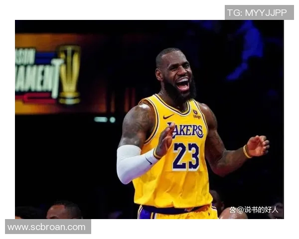 打开心了！詹姆斯第三节被换下场时做出打高尔夫的庆祝动作